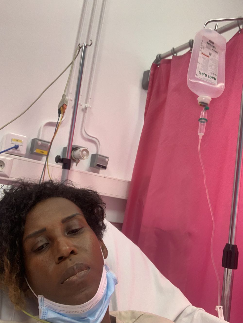 Catherina sur son lit d’hôpital, sous perfusion
